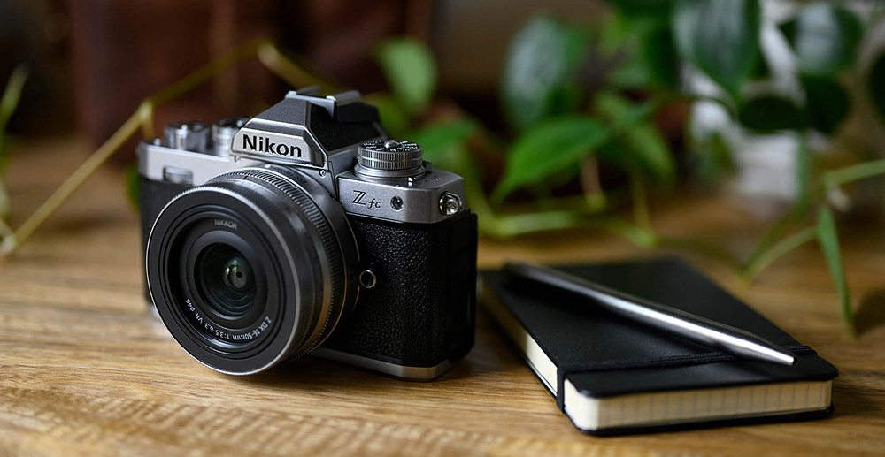nikon z fc na stole